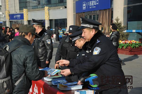 1456543331502487.jpg 發(fā)放反恐宣傳品.JPG