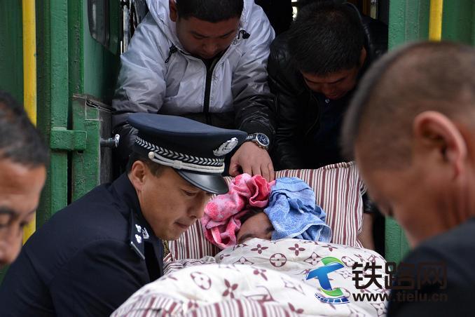 1457061874819533.jpg 民警救助昏厥旅客.jpg