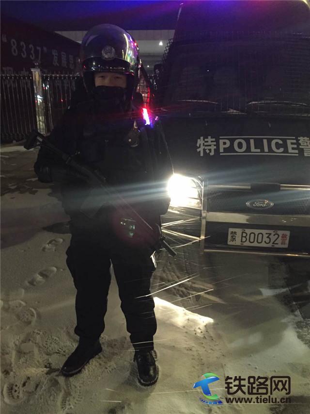 1457068901679913.jpg 大年初五包頭降雪,包頭鐵路公安處特警隊(duì)堅(jiān)守崗位,為<a href=http://m.1dzq.com/chunyun/ target=_blank class=infotextkey>春運(yùn)</a>返程旅客護(hù)航 攝影: 付榮.jpg
