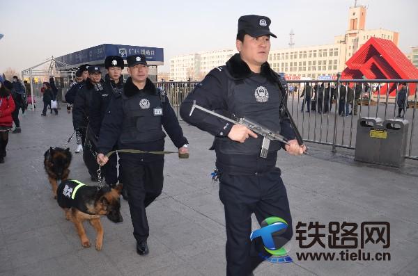 1457069182512118.jpg 圖一:包頭鐵路公安處包頭火車站派出所民警冒嚴寒,攜帶警犬在戰前廣場武裝巡邏,震懾犯罪,凈化車站環境,確保<a href=http://m.1dzq.com/chunyun/ target=_blank class=infotextkey>春運</a>旅客安全出行(攝影:周衛申).JPG