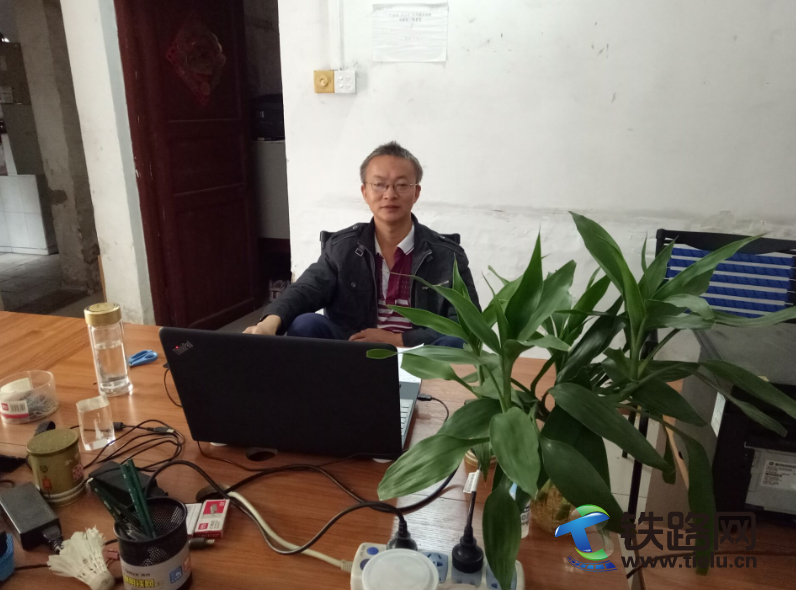 1479306737111267.png 彭慶雄深夜加班--羅翔宜攝.png