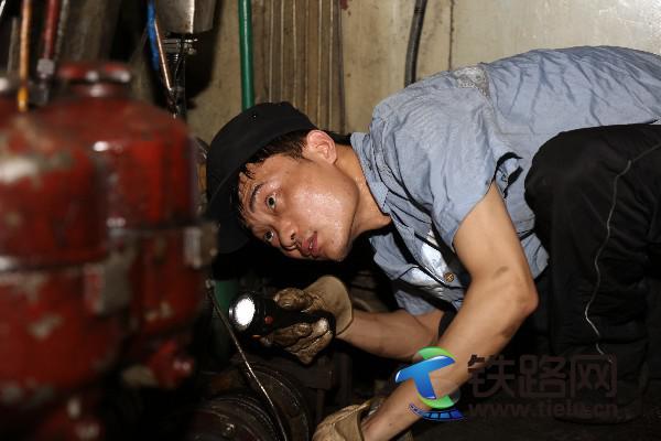 1501081076139181.jpg 1. 每天早上趙帥要第一個上車查看機車狀態(tài),掌握待修機車的第一手資料,為早上給班組職工分配任務(wù)做好準(zhǔn)備,7月18日,DF8B-5243機車入庫待修,趙帥正在查看機車輸油管路。.JPG