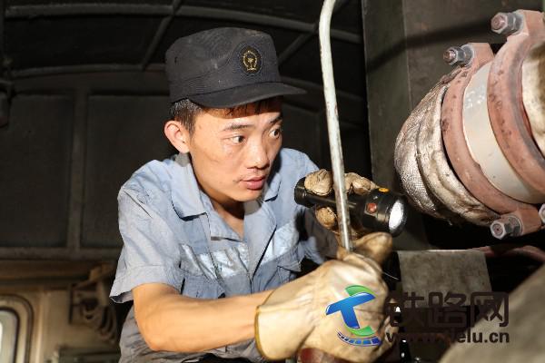 1501081090480191.jpg 2.認真查看機車每一處地方,不能有漏項。.JPG