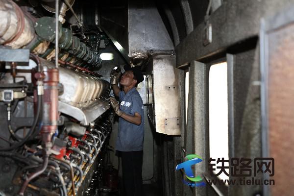 1501081108100900.jpg 3.趙帥在檢查內(nèi)燃機車的柴油機。.JPG