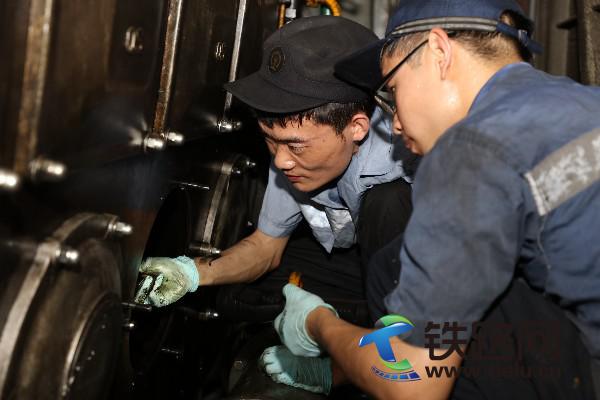 1501081121111839.jpg 4.看完車后,趙帥要為班組職工分配任務(wù)。.JPG