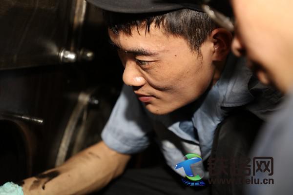 1501081168944719.jpg 5.作為工長,趙帥不僅要做好上傳下達的工作,統(tǒng)籌班組的生產(chǎn)任務(wù),還要親自參與生產(chǎn)中,趙帥同班組職工一起維修柴油機的軸瓦。.JPG