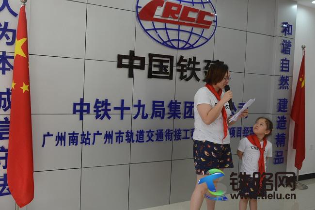 1501842005472144.jpg 母親秦憲瑩為女兒李婧伊朗讀《寶貝兒,爸爸媽媽很愛你》.jpg