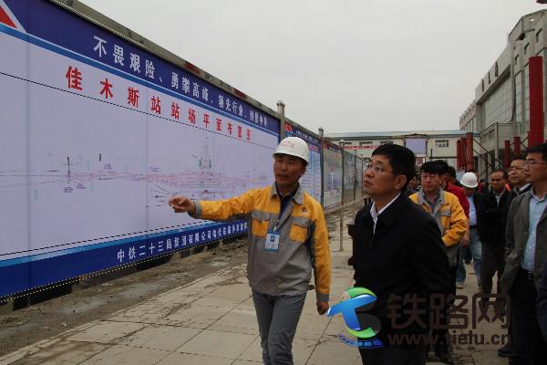 1506391403550204.jpg 袁正國介紹施工現場的整體布局.JPG