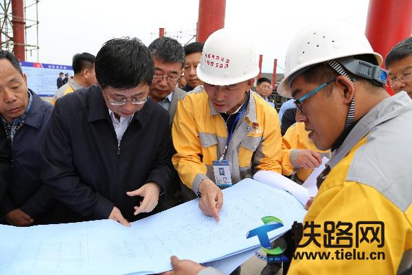 1506391412750388.jpg 袁正國向檢查工地的領導介紹工程情況.JPG