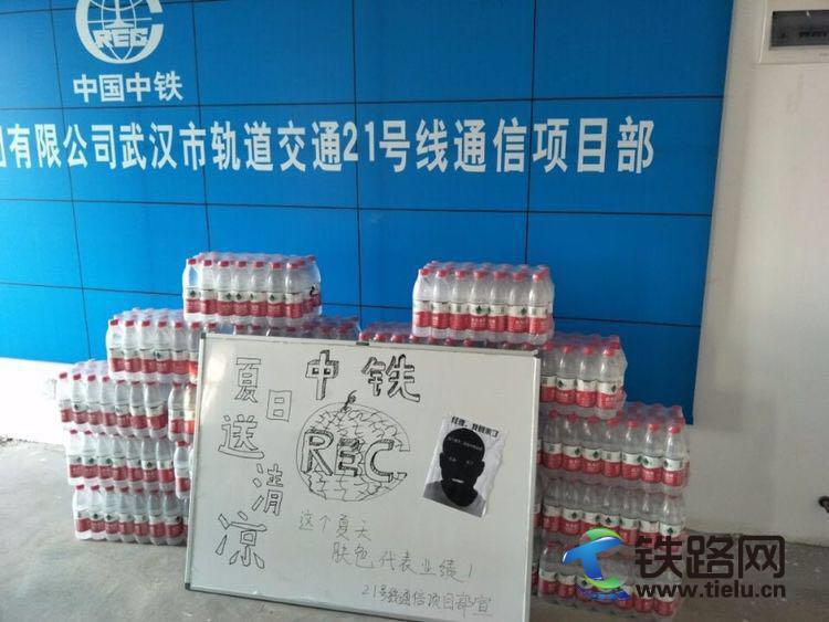 1513841538767213.jpg 圖中圖為項目部年輕人集體創作,蔡浩攝.jpg