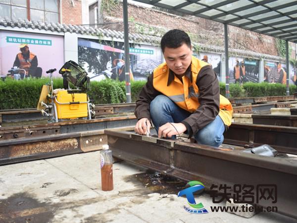 1518396731238094.jpg 侯洪林認(rèn)真學(xué)習(xí)鉆研技巧.JPG