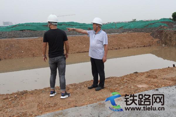 1537836239415773.jpg 退休前的最后一天,趙俊啟(右)依然在施工一線指導工作.JPG