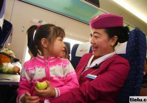 鄭州客運段“高姐”換裝后更靚麗