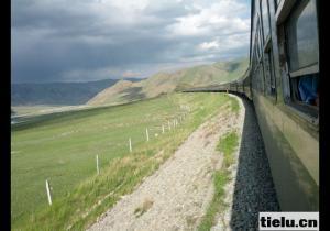 依戀小白杏 高唱疆鐵情