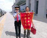 拾金不昧顯真情 品德高尚送錦旗