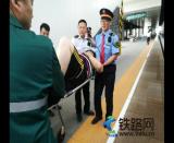 不慎摔傷——傷心 眾人幫助——暖心