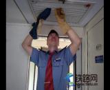 突擊衛生死角,讓“天山雪蓮號”更靚、更舒適