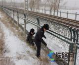 呼鐵青年民警踏雪巡線 除隱患保平安