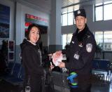 “80后”辣媽過安檢顧看孩子遺落貴重物品民警找主歸