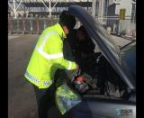 受冷空氣影響 汽車出現故障 呼鐵交警及時救助