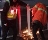 護欄出現缺口 行人“見縫插針” 鐵路交警寒冬維修一