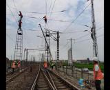 安九鐵路孔壟站笫一組硬橫梁成功架設