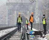 秦嶺深處的“凌空小站”再現 “風雪踏浪人”