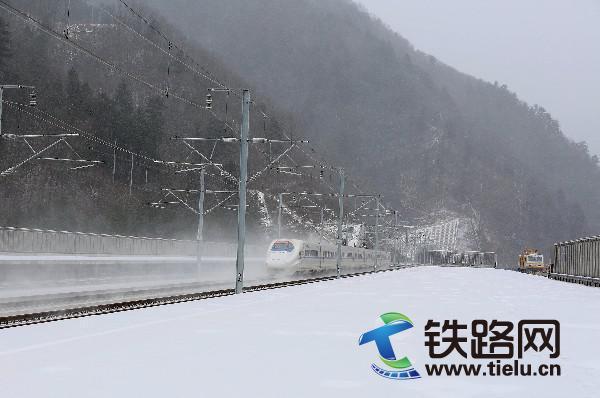 在西成高鐵海拔最高點看秦嶺新年初雪