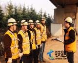 鄭西高鐵橋梁“肚子”里的檢修人