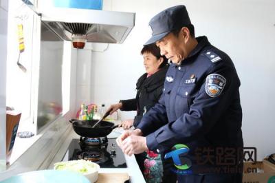 “線路標兵”余江洲:錚錚鐵骨鑄就忠誠警魂