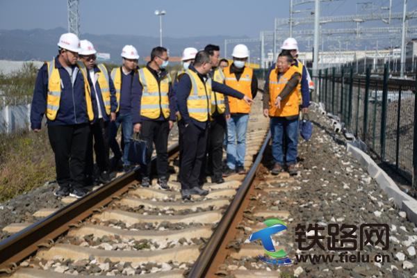 云南省昆明鐵路局副局長蒞臨 中鐵三局彌蒙項目督導施