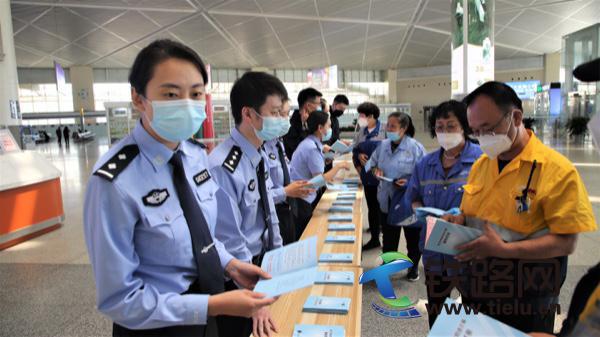 推出“反詐宣傳套餐” 呼鐵警方多維反詐護民安