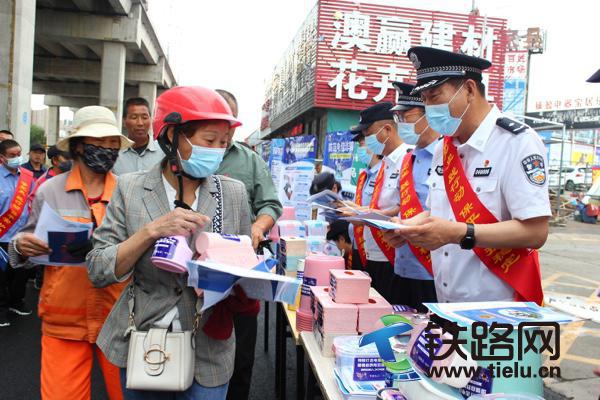 呼鐵民警深入澳贏建材市場開展防范電信網(wǎng)絡(luò)詐騙法制