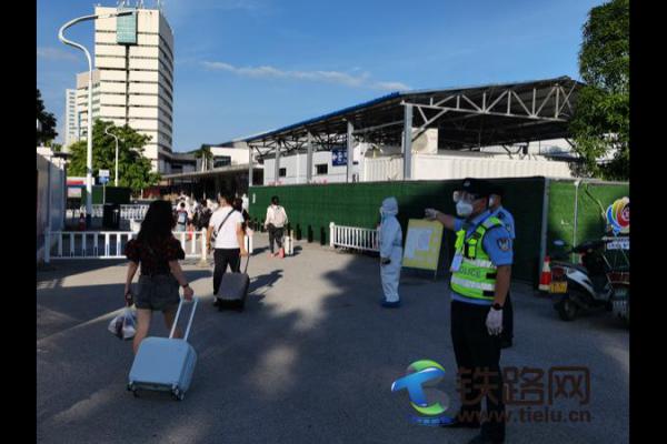 廣西北海:鐵警協(xié)助滯留旅客安全返程