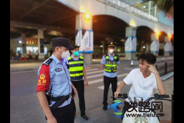 廣西欽州:多部門聯合整治火車站站前秩序亂象