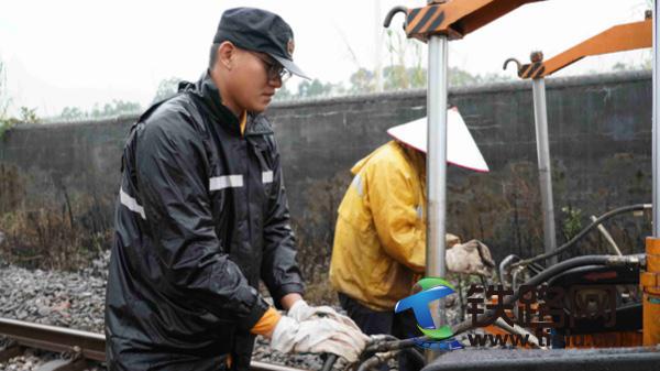 玉林工務段不懼風雨整修設備保安全