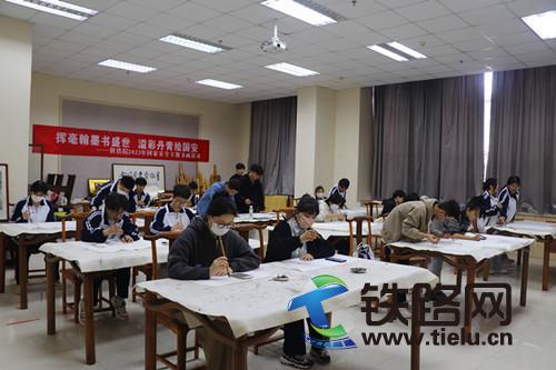 陜鐵院組織開展“揮毫翰墨書盛世 溢彩丹青繪國安”國