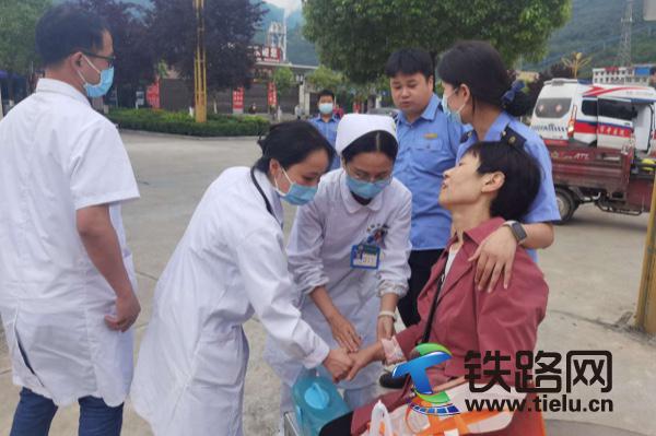 旬陽北站旅客突發身體不適,鐵路職工緊急救助