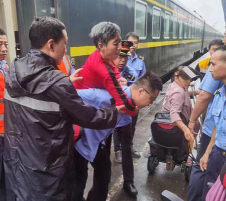 列車臨停 站車聯(lián)手轉(zhuǎn)運(yùn)633名旅客