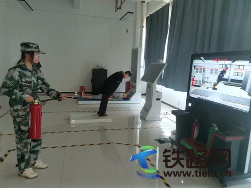 消防培訓進軍訓 護航校園開學季:陜鐵院開展新生消防