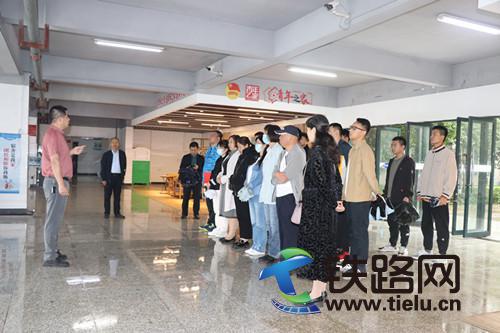 陜鐵院開展新學期首次新生宿舍安全及衛生聯合大檢查