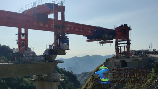 盤興鐵路項目三標小里程箱梁架設完成