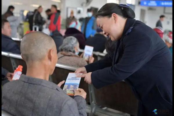 “憲法宣傳”進候車室