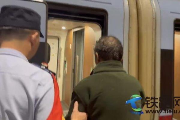 【老人身體不適倒地,萬寧鐵警及時救助】