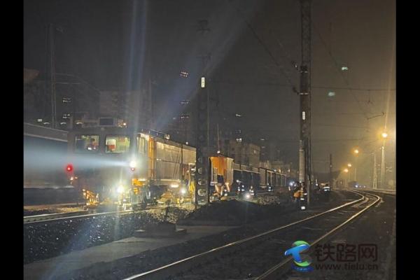 晝夜集中修施工 備戰春運安全