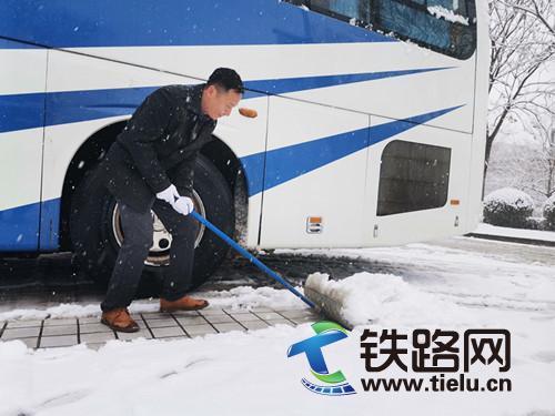 陜鐵院后勤安保人以雪為令積極開展清雪保暢行動