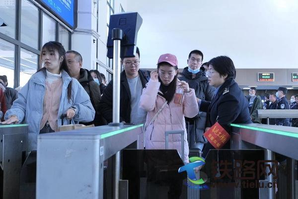 旬陽站積極應對節后返程客流高峰,發送旅客人數連續