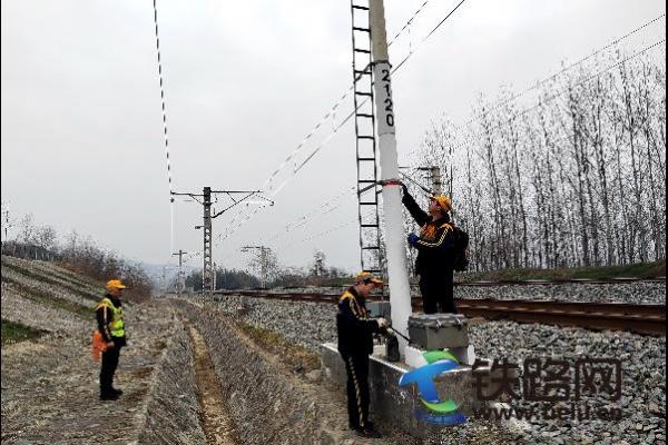 用“峰”勁守護鐵路“眼睛”28年