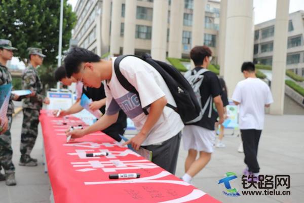 陜鐵院后勤安保處組織開展6.16 “安全宣傳咨詢日”活