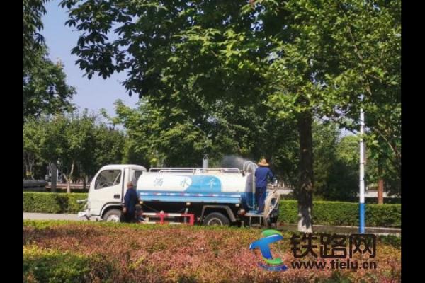 陜鐵院后勤安保處積極澆水抗旱全力以赴為校園綠植“